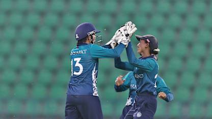 Hayley Matthews (c) c Chaturongrattana b Sutthiruang d